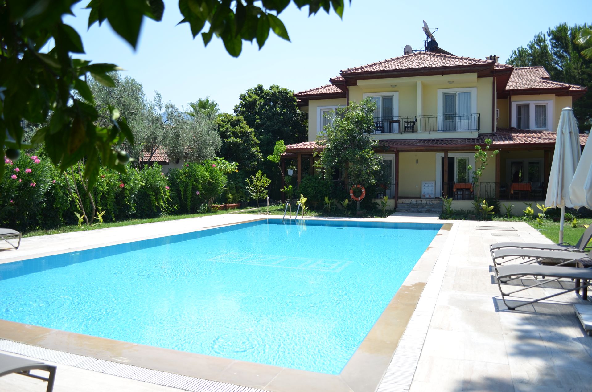 Otel dış cephesi ve havuzu
