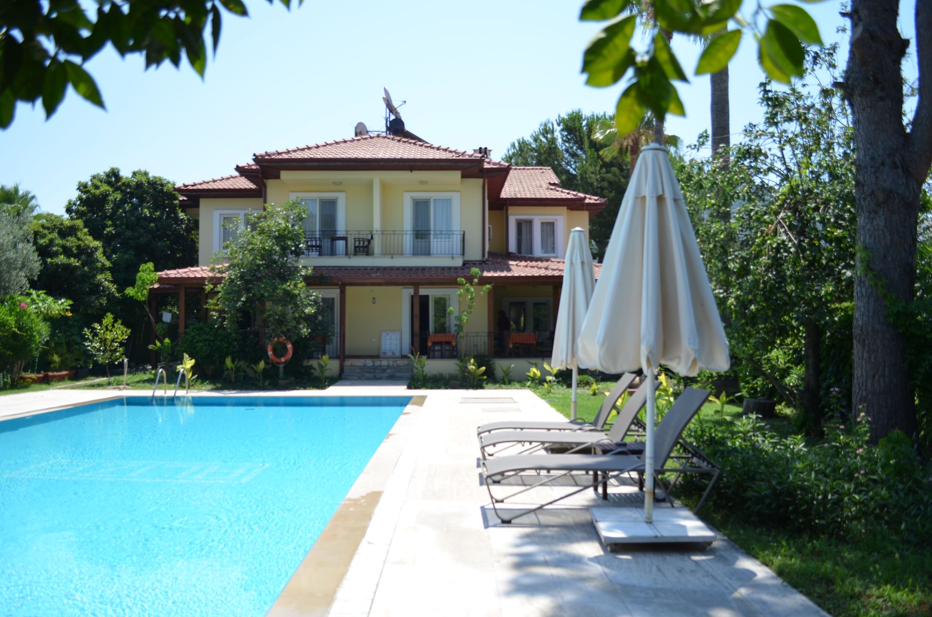 Havuz kenarından otel dış cephesi