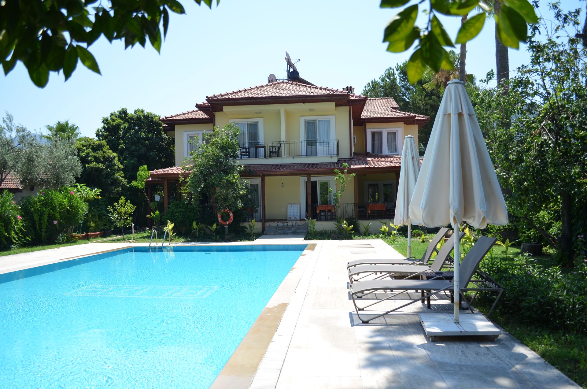 Otel binası ve havuz görünümü