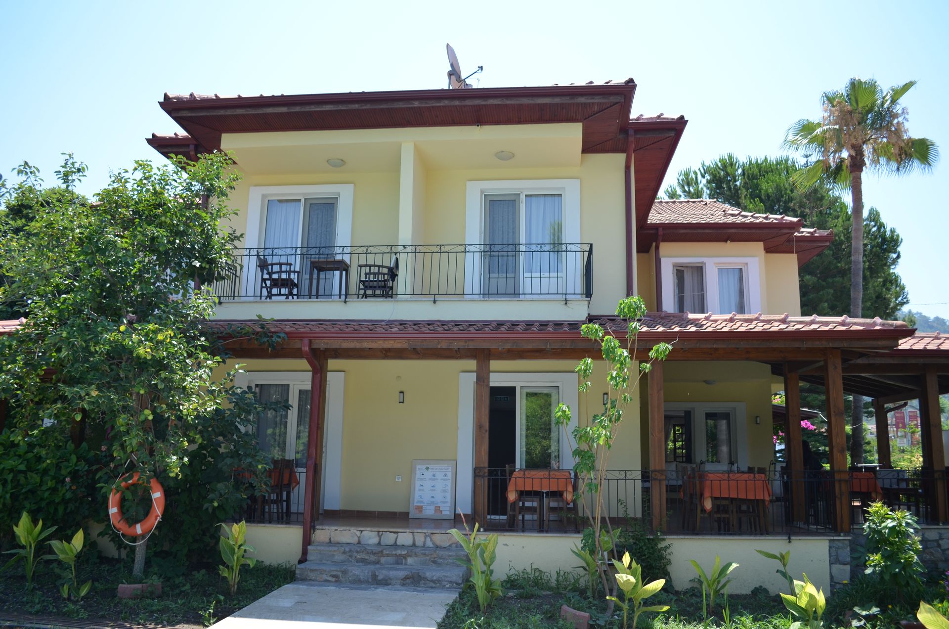 Otel giriş cephesi ve balkonlar