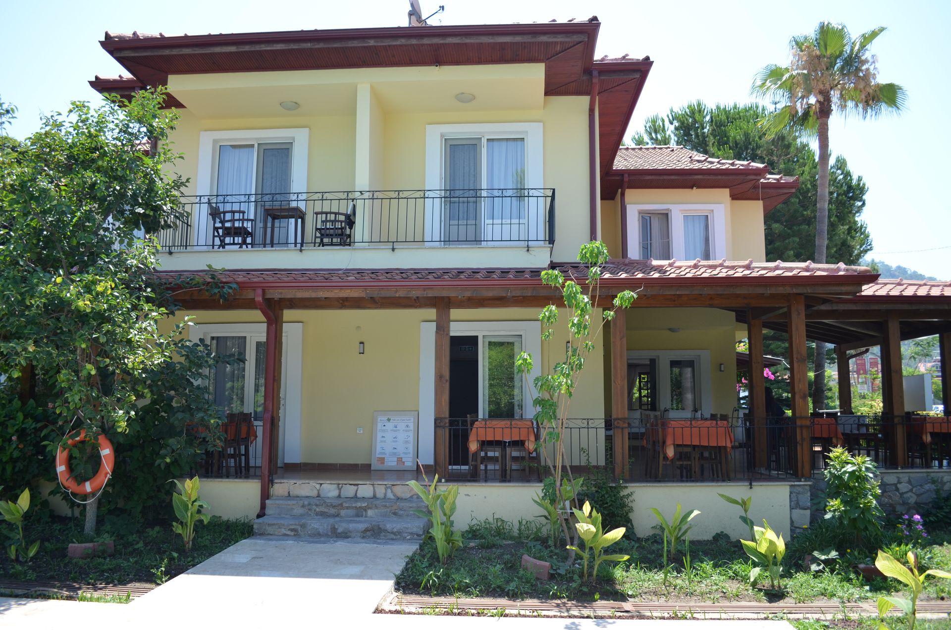 Otel cephesi ve teras masaları
