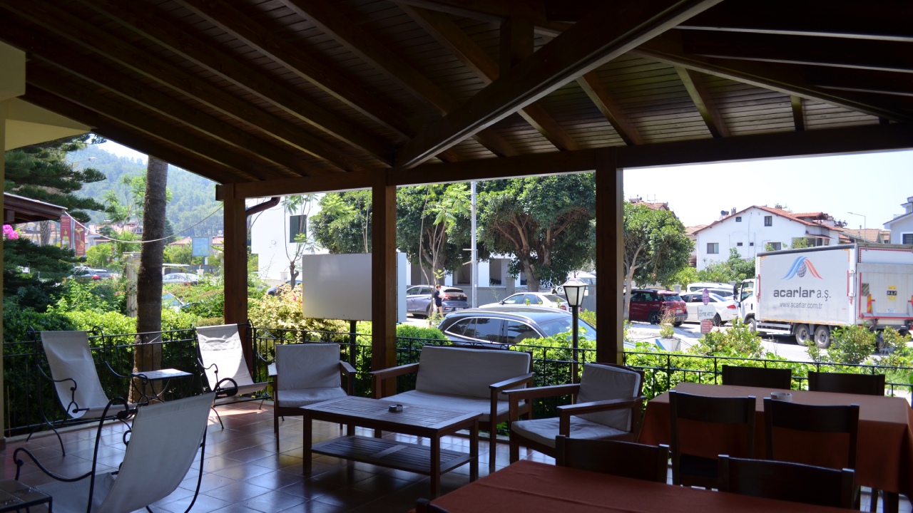 Otel terası oturma alanı